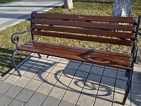 В Центральном парке по ул. Ленина от рук вандалов пострадали несколько скамеек