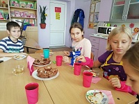 Ученики 4 класса казачьей школы № 34  устроили чаепитие с венскими вафлями, которые сами же и приготовили