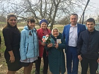 Глава Свободного сельского поселения вместе с депутатами поздравили женщин-ветеранов 