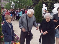 В станице Бриньковской в День Победы колонна Бессмертного полка прошла к мемориалу павшим в годы Великой Отечественной 