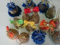 В этом году новогоднюю елку в сельском клубе поселка Октябрьского будут украшать необычные игрушки