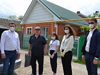 В Приморско-Ахтарском районе продолжается работа по оказанию гуманитарной помощи людям старшего поколения