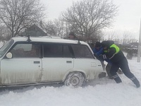 Сотрудники ДПС районного ОМВД России помогают водителям