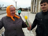 Сегодня на улицах станицы Ольгинская волонтеры поздравляли женщин с предстоящим праздником 8 Марта