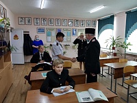 Казаки поздравили учеников и классного руководителя 6 класса школы №34 с почётным званием "Лучший казачий класс"
