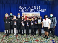 Казаки поздравили учеников и классного руководителя 6 класса школы №34 с почётным званием "Лучший казачий класс"