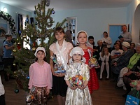 Бородинские ребята спели на Рождественской елке.