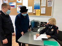 В Приморско-Ахтарском районе общественница посетила участковые пункты полиции 