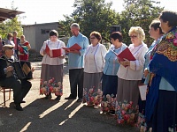 В правлении районного общества инвалидов весело отметили ежегодный праздник "Золотая осень", посвященный Международному дню пожилого человека.