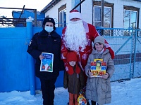 Приморско-Ахтарские полицейские и общественники проводят акцию профилактической направленности «Полицейский Дед Мороз»
