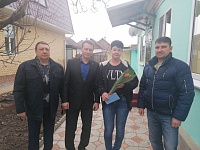 В Приморско-Ахтарске полицейские совместно с ветеранской организацией поздравили женщин с наступающим праздником 8 Марта
