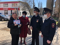 В Приморско-Ахтарске полицейские и общественники провели акцию «Осторожно, мошенники!»