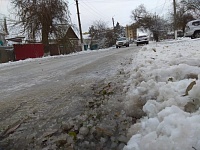 Начавшийся вчера, 28 ноября, снегопад добавил проблем автомобилистам и работы коммунальным службам.