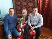 Глава Ахтарского сельского поселения  и представитель общества ветеранов поздравили труженицу тыла