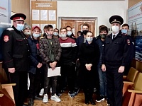 Приморско-Ахтарские полицейские провели акцию «С ненавистью и ксенофобией нам не по пути» среди молодежи