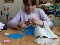 В СДК поселка Ахтарского состоялся мастер-класс для детей по изготовлению рождественской игрушки