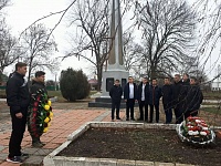 3 декабря в МБОУ СОШ 4 им.В.А.Казбанова состоялась торжественная линейка, посвященная Дню неизвестного солдата. 