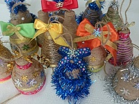 В этом году новогоднюю елку в сельском клубе поселка Октябрьского будут украшать необычные игрушки