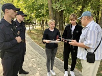 Приморско-Ахтарские полицейские совместно с представителем общественности провели профилактическую акцию «Терроризм – угроза обществу»