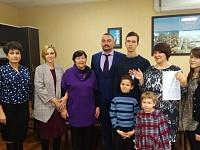 В преддверии Нового года для семьи Ларисы Алексеевны Марцинкевич, в которой родители воспитывают восемь детей, произошло радостное событие — вручение ключей от квартиры