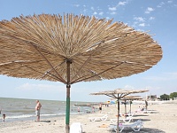 Зонтики из камыша на пляже