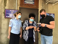 Приморско-Ахтарские полицейские совместно с общественницей провели акцию «Госуслуги – это просто и удобно!»