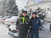 Приморско-Ахтарские госавтоинспекторы помогли водителю забуксовавшего в снегу автомобиля