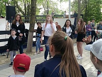 В городском парке им. Ленина как и было обещано началась развлекательная игровая программа для детей