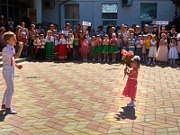 На площади перед районным Дворцом культуры состоялось торжественное открытие празднования Дня защиты детей