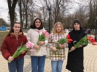 Волонтеры поздравили женщин с наступающим праздником 