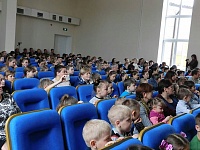 В станице Приазовской состоялся показ двух спектаклей для детей.