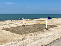 Благодаря городским предпринимателям и главе района на пляже вновь появились две комфортные площадки для игры в волейбол