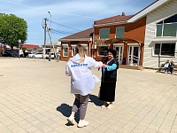 На улицах города волонтёры раздают Георгиевские ленточки