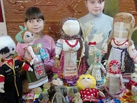Уже год на базе СДК поселка Ахтарского по инициативе директора Л.В. Забелиной созданы и работают кружки декоративно-прикладного творчества: "Волшебный лоскуток", "Народная кукла", "Мастерица"