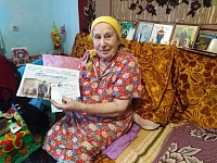 Молодые депутаты Приазовского сельского поселения подарили подписку на районную  газету «Приазовье»