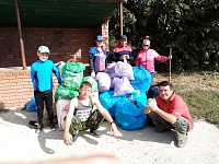 Актив ТОС № 11, волонтёры посёлка Приморского стали инициаторами субботника в центре посёлка