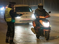 Сотрудники ДПС районного ОМВД в ночное время в городе пытались остановить водителя мотоцикла марки «Honda» модели «Streed 600» для проверки документов