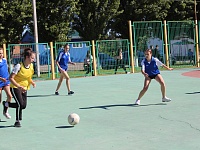 И девчонки играют в футбол