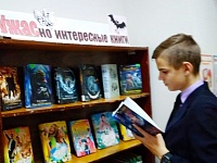 Глава Бриньковского поселения подарил книги в местную библиотеку.