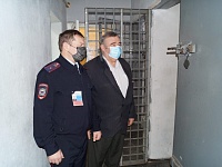 В Приморско-Ахтарском районе общественник проверил работу дежурной части и помещения для лиц, задержанных в административном порядке