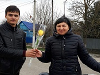 Сегодня на улицах станицы Ольгинская волонтеры поздравляли женщин с предстоящим праздником 8 Марта