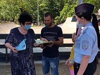 Приморско-Ахтарские полицейские в международный День борьбы с наркоманией и незаконным оборотом наркотиков провели профилактическую акцию