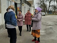 Сегодня в х. Новопокровском в преддверии 8 марта состоялась поздравительная акция «Весна, цветы и комплименты»