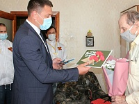 Исполняющий обязанности главы города Артём Сошин вчера поздравлял ветеранов Великой Отечественной войны на дому