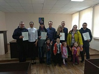 В администрации района вручили сертификаты четырем молодым семьям