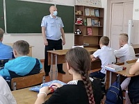 Полицейские Приморско-Ахтарского района встретились со студентами техникума «Знание» и школьниками общеобразовательных школ