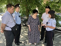 В Приморско-Ахтарске общественница проверила несение службы сотрудниками патрульно-постовой службы полиции
